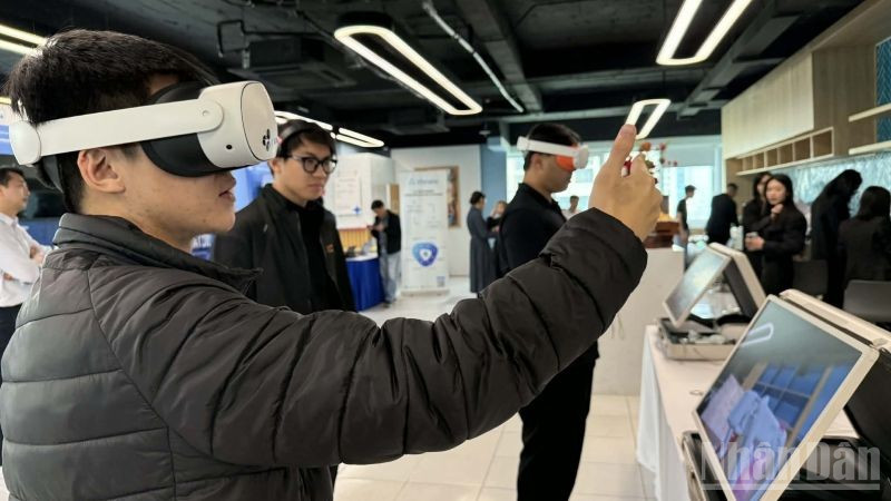 Trải nghiệm công nghệ AI tại khuôn khổ chương trình. (Ảnh: LÊ TIÊN)