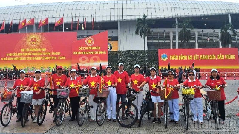 Câu lạc bộ đạp xe người cao tuổi Thăng Long, Hà Nội hưởng ứng kỷ niệm 80 năm đại lễ của đất nước. (Ảnh: CTV)