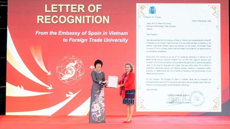 Bà Carmen Cano De Lasala, Đại sứ Đặc mệnh toàn quyền Vương quốc Tây Ban Nha tại Việt Nam trao Thư ghi nhận và chúc mừng tới Trường đại học Ngoại thương.