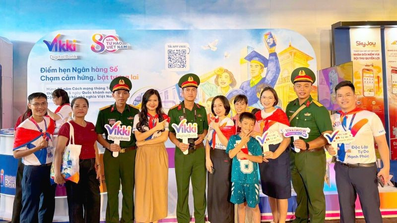 Khách hàng trải nghiệm tại gian hàng của ngân hàng tại Triển lãm thành tựu 80 năm. 
