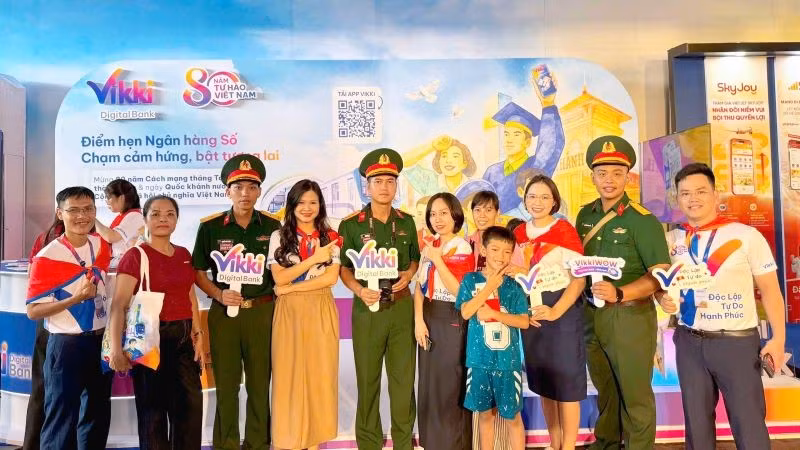 Khách hàng trải nghiệm tại gian hàng của ngân hàng tại Triển lãm thành tựu 80 năm. 