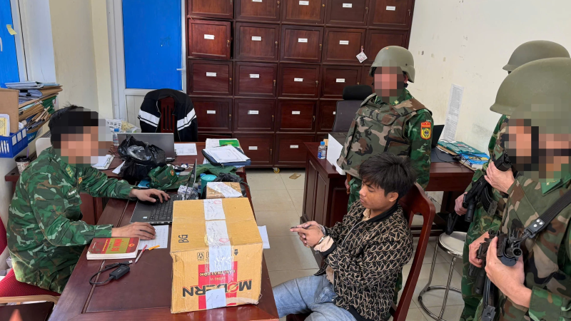 Lực lượng Biên phòng bắt giữ đối tượng Hồ Văn Triệu cùng tang vật 12.000 viên ma túy tổng hợp.