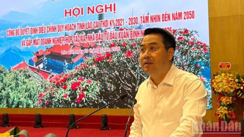 Chủ tịch Ủy ban nhân dân tỉnh Nguyễn Tuấn Anh phát biểu tại hội nghị. (Ảnh: THANH SƠN)