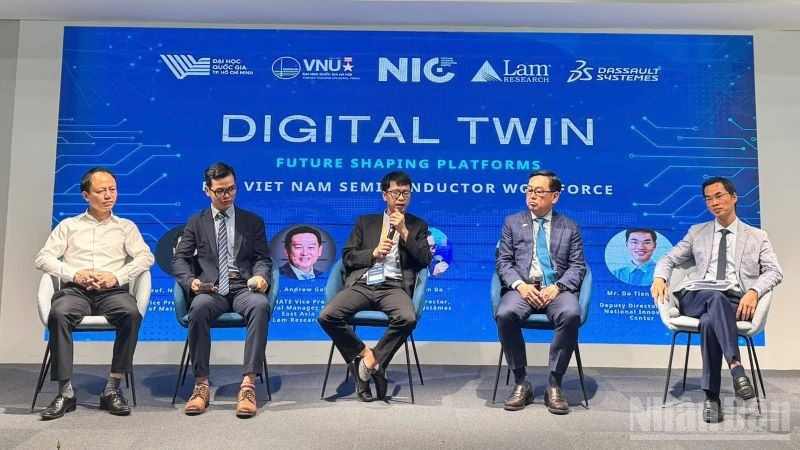 Các diễn giả trao đổi, thảo luận tại phiên khai mạc sáng 12/6. (Ảnh: HNV)