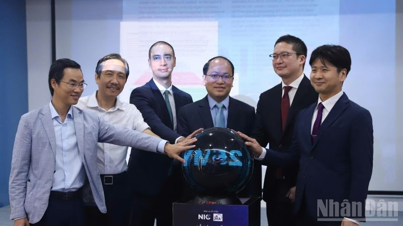 Các đại biểu nhấn nút công bố báo cáo. (Ảnh: HNV)