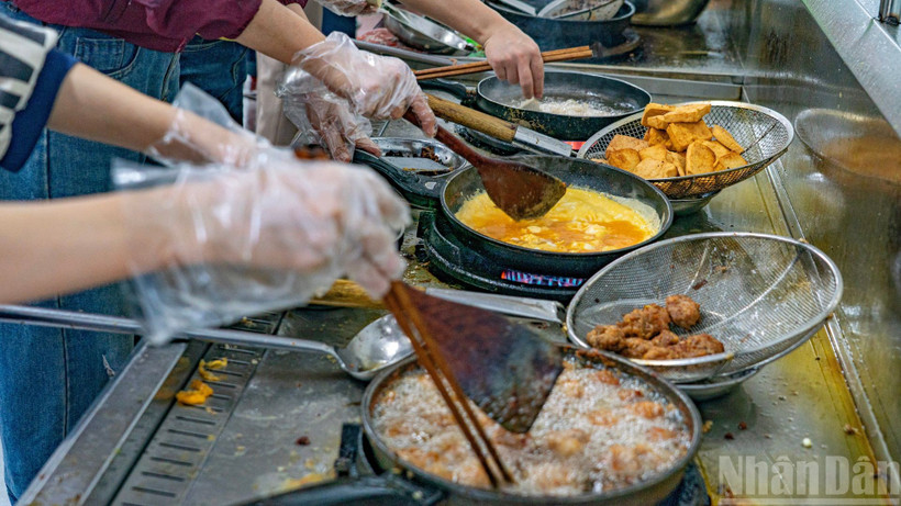 Các món ăn liên tục được nấu từ sáng tới tối, ngọn lửa trên bếp dường như không ngơi nghỉ.