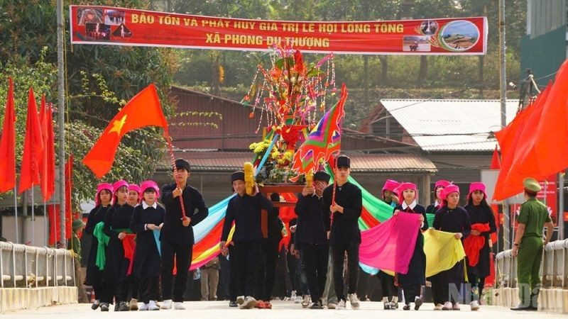 Rước linh vật từ đình làng về nơi tổ chức lễ hội. (Ảnh: THANH SƠN)