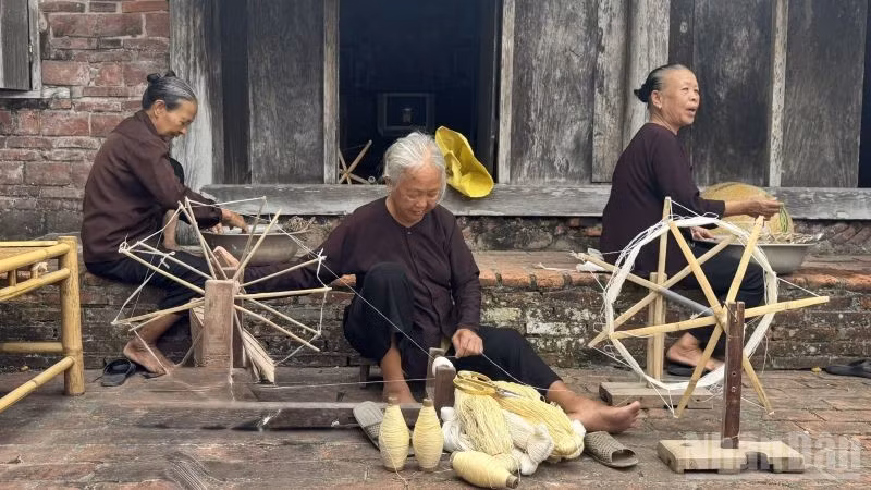 Các nghệ nhân làng nghề lụa đũi Nam Cao, Hưng Yên. (Ảnh: HNV)