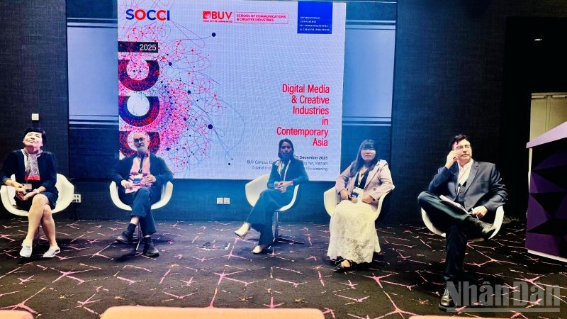 Các diễn giả Việt Nam và quốc tế chia sẻ tại hội thảo. (Ảnh: HNV)