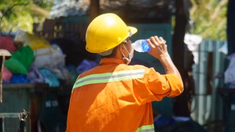 Lao động ngoài trời đang chịu những tác động rất khắc nghiệt của thời tiết do biến đổi khí hậu. (Ảnh: ECUE)