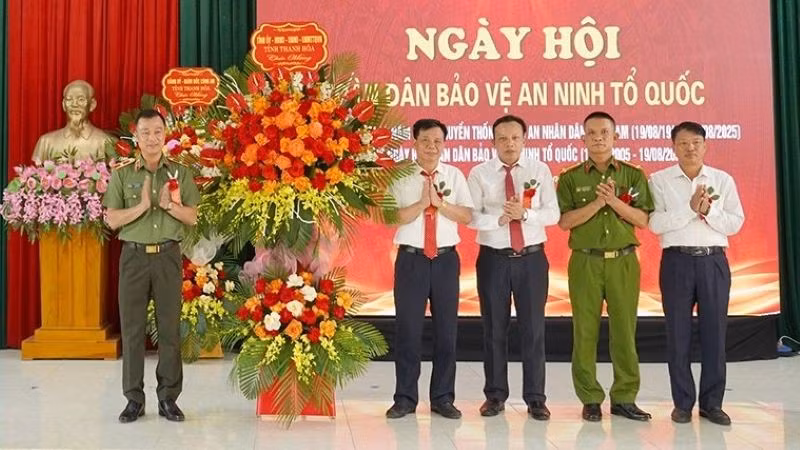 Lãnh đạo Công an tỉnh Thanh Hóa tặng hoa chúc mừng xã Đồng Tiến.