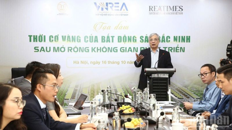 Chuyên gia kinh tế, Phó Giáo sư, Tiến sĩ Trần Đình Thiên thông tin tại tọa đàm. (Ảnh: HNV)
