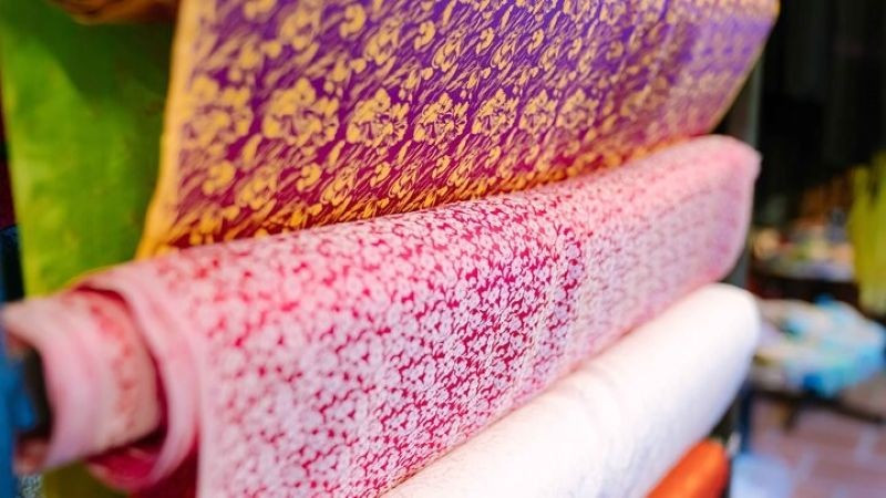 Sản phẩm lụa của Làng nghề dệt lụa Nha Xá, Hà Nam (cũ) đa dạng từ lụa hoa, đũi đến lanh. (Ảnh: PV)