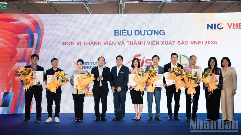 Biểu dương các thành viên tiêu biểu mạng lưới. (Ảnh: HNV)