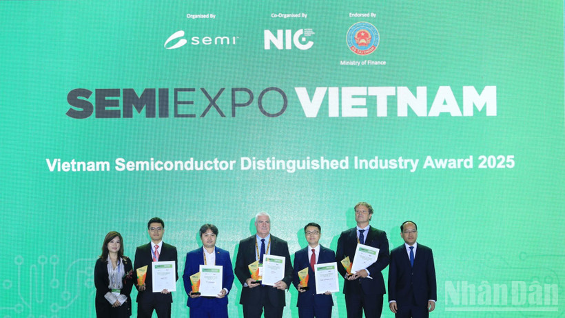 Vinh danh các đơn vị bán dẫn xuất sắc tại lễ khai mạc.