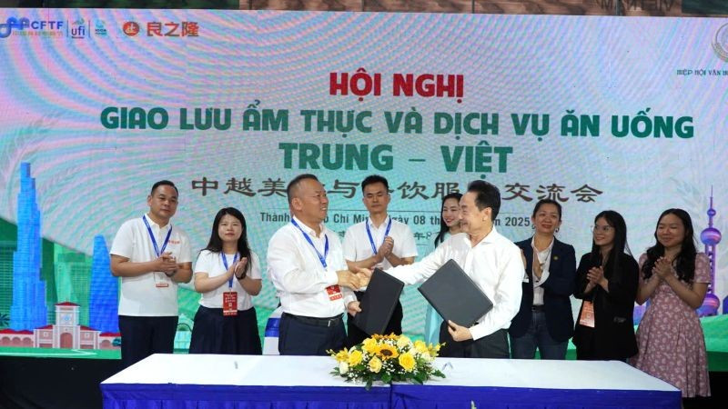 Ký kết hợp tác trong lĩnh vực ẩm thực và dịch vụ ăn uống giữa hai bên Việt Nam-Trung Quốc tại sự kiện. (Ảnh: PV)