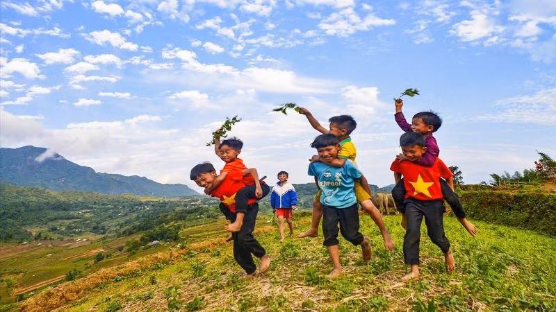 Niềm vui trẻ em vùng cao. (Ảnh: HÀ MINH HƯNG)