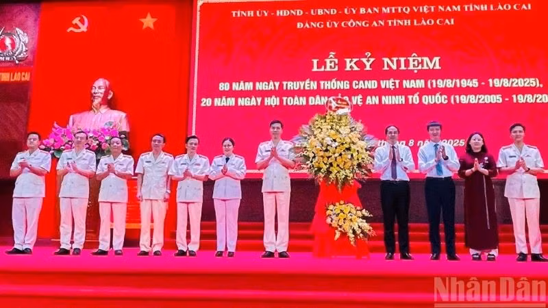 Lãnh đạo tỉnh Lào Cai chúc mừng 80 năm Ngày truyền thống Công an nhân dân Việt Nam. (Ảnh: THANH SƠN)