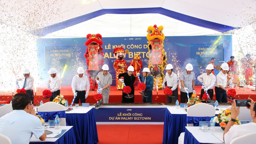 Các đại biểu tiến hành nghi thức động thổ, khởi công dự án do Công ty cổ phần Tập đoàn HDB Việt Nam làm chủ đầu tư và Reatimes Holding phát triển. 