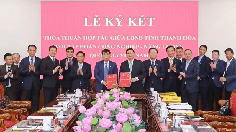 Tỉnh Thanh Hóa và Tập đoàn Công nghiệp-Năng lượng quốc gia Việt Nam ký thỏa thuận hợp tác.