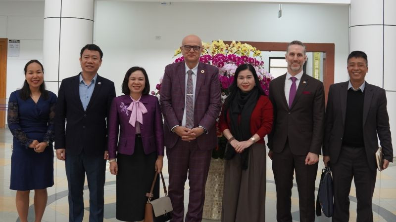 Tiến sĩ Aleksandar (Sasha) Bodiroza chụp ảnh cùng các đại diện, cán bộ Bộ Y tế và UNFPA. (Nguồn: UNFPA)