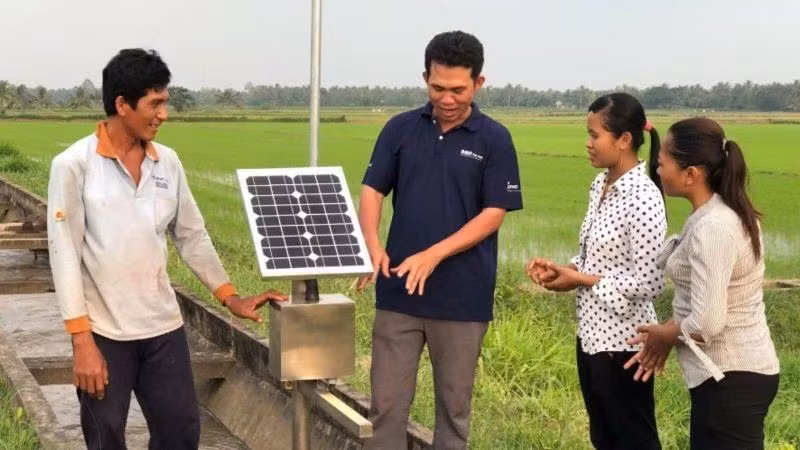 Thiết bị quan trắc tại đồng ruộng khu vực Đồng bằng sông Cửu Long giúp thu thập các chỉ số ứng phó với biến đổi khí hậu. (Ảnh: HƯƠNG PHẠM)