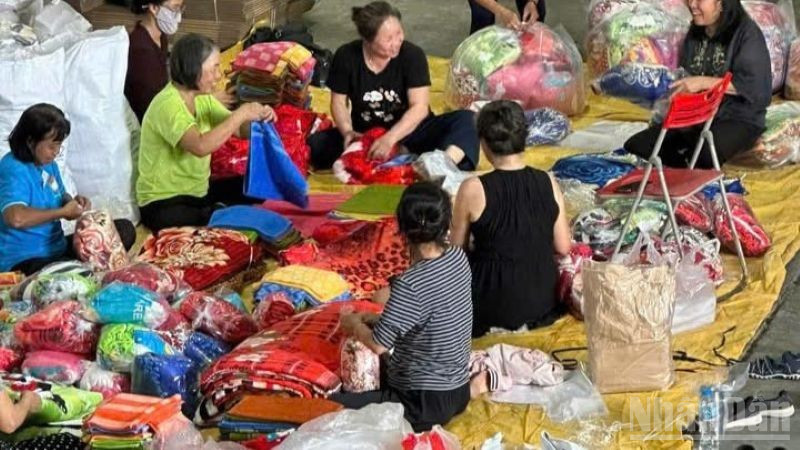 Hoạt động cứu trợ đồng bào miền trung, Tây Nguyên bị lũ lụt được hưởng ứng khắp cộng đồng. (Ảnh: THANH THẢO)