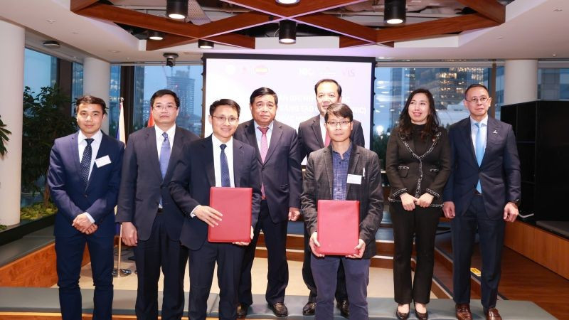 Trung tâm Đổi mới sáng tạo quốc gia (NIC), Bộ Tài chính và Hội Trí thức người Việt Nam tại Liên hiệp Vương quốc Anh và Bắc Ireland (VIS) đã ký kết Biên bản ghi nhớ hợp tác. (Ảnh: NIC)