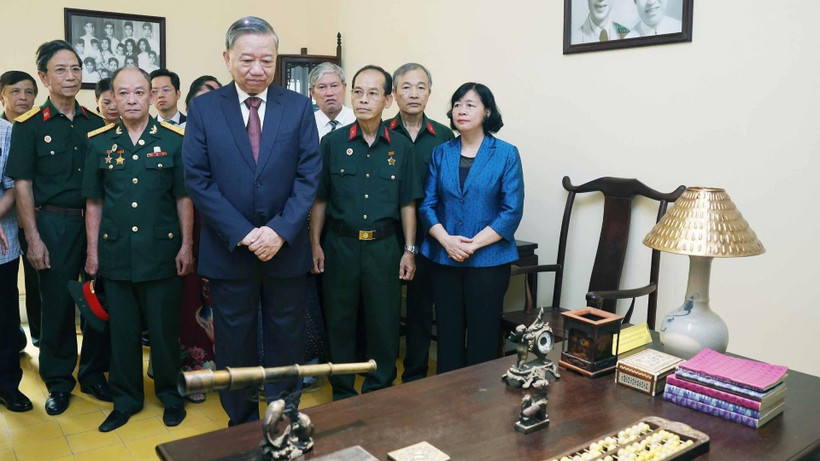 Tổng Bí thư Tô Lâm thăm di tích nhà số 48 Hàng Ngang. (Ảnh: THỐNG NHẤT/TTXVN)