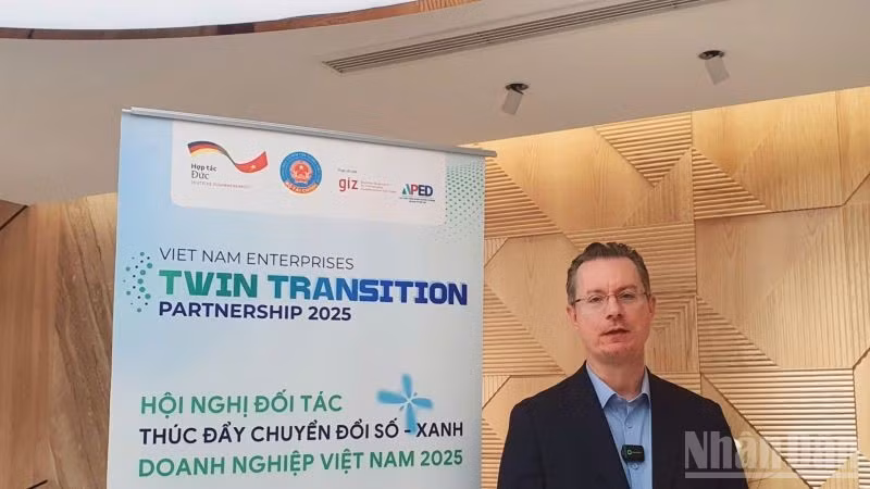 Ông Dennis Quennet, Giám đốc Phát triển kinh tế bền vững, Tổ chức Hợp tác quốc tế Cộng hòa Liên bang Đức (GIZ) chia sẻ về chuyển đổi kép. (Ảnh: HNV)