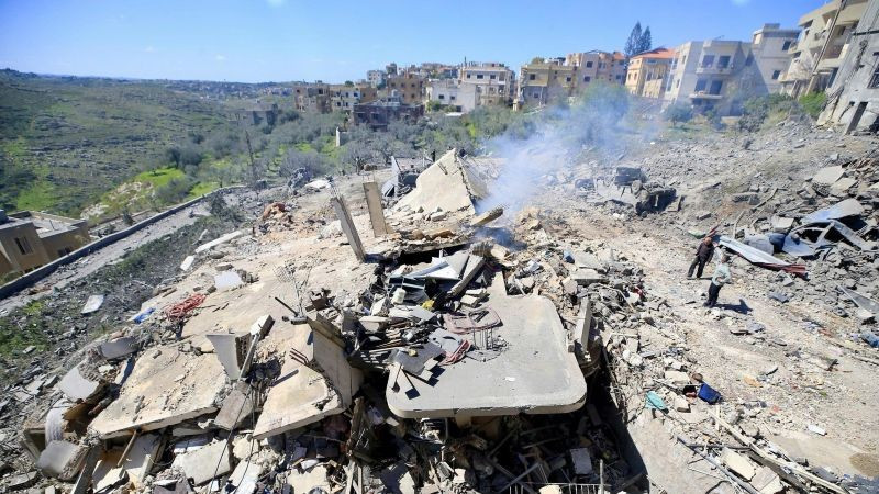 Cảnh đổ nát sau cuộc không kích của Israel tại Sir al-Gharbiyeh, Liban. (Ảnh: THX/TTXVN)