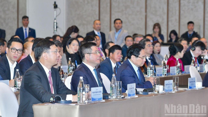 Thủ tướng Phạm Minh Chính và các đồng chí lãnh đạo, đại biểu tham dự diễn đàn. (Ảnh: THANH GIANG)