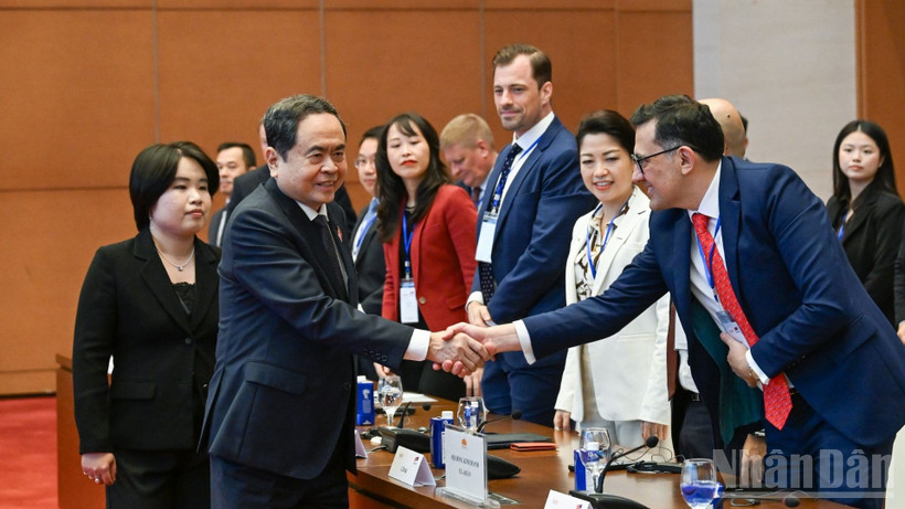 Chủ tịch Quốc hội Trần Thanh Mẫn với thành viên đoàn doanh nghiệp Hội đồng kinh doanh châu Âu-ASEAN tại cuộc tiếp. (Ảnh: DUY LINH)