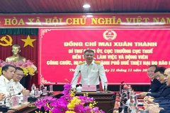 Cục trưởng Mai Xuân Thành và Đoàn công tác Cục Thuế làm việc với Ban Lãnh đạo Thuế thành phố Huế.