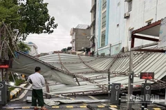 Mái che bằng tôn tại Bệnh viện Phụ sản Thái Bình sập đổ hoàn toàn.
