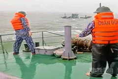 Cán bộ, chiến sĩ Bộ đội biên phòng thực hiện lai dắt thành công phương tiện (bè) của ngư dân Thanh Hóa chết máy, trôi dạt trên biển chiều 19/7/2025.