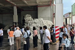 Các đại biểu tham quan dây chuyền tái chế nhựa PP để sản xuất hạt nhựa tái sinh và bao bì PP của Công ty Thuận Đức (tỉnh Hưng Yên).