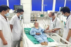 Phó Giáo sư, Tiến sĩ Đỗ Duy Cường cùng các bác sĩ Bệnh viện Bạch Mai hội chẩn ca bệnh 63 tuổi đến từ xã Quỳnh An, tỉnh Hưng Yên. (Ảnh: NGUYÊN HÀ)