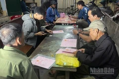 Việc thu thập dữ liệu đất đai tại tỉnh Hưng Yên được nhiều xã, phường thực hiện khẩn trương trong các buổi tối.