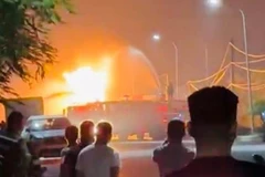 Đám cháy sáng rực một góc trời. (Ảnh người dân cung cấp)