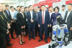 Các đại biểu trải nghiệm hoạt động của một robot thuộc Tập đoàn Viễn thông quân đội Viettel.