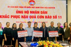 Hội Doanh nhân nữ Thái Bình ủng hộ trực tiếp 3 gia đình ở tỉnh Thái Nguyên mất hết nhà cửa do lũ lụt gây ra.