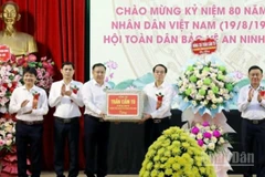 Thường trực Ban Bí thư Trần Cẩm Tú tặng hoa, tặng quà Đảng bộ, chính quyền xã Đông Hưng (tỉnh Hưng Yên).