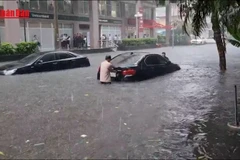 [Video] Hà Nội: Ngập sâu do mưa lớn kéo dài, vận hành toàn bộ trạm bơm để tiêu úng