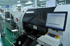 Công nhân kỹ thuật vận hành dây chuyền sản xuất. (Ảnh: nhandan.vn).