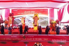 Các đại biểu thực hiện nghi thức động thổ khởi công dự án nhà máy sản xuất ô-tô vốn đầu tư 319 triệu USD.