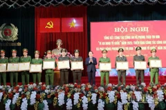 Chủ tịch Ủy ban nhân dân tỉnh Hưng Yên Phạm Quang Ngọc tặng Bằng khen của tỉnh cho các tập thể, cá nhân có thành tích xuất sắc trong năm 2025.