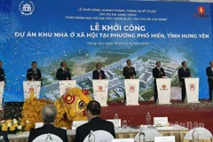 Các đại biểu thực hiên nghi thức khởi công dự án nhà ở xã hội tại phường Phố Hiến (Hưng Yên).