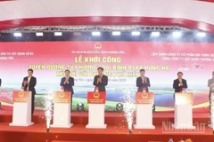 Các đại biểu thực hiện nghi thức khởi công dự án.