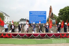Các đại biểu thực hiện nghi thức khởi công dự án.